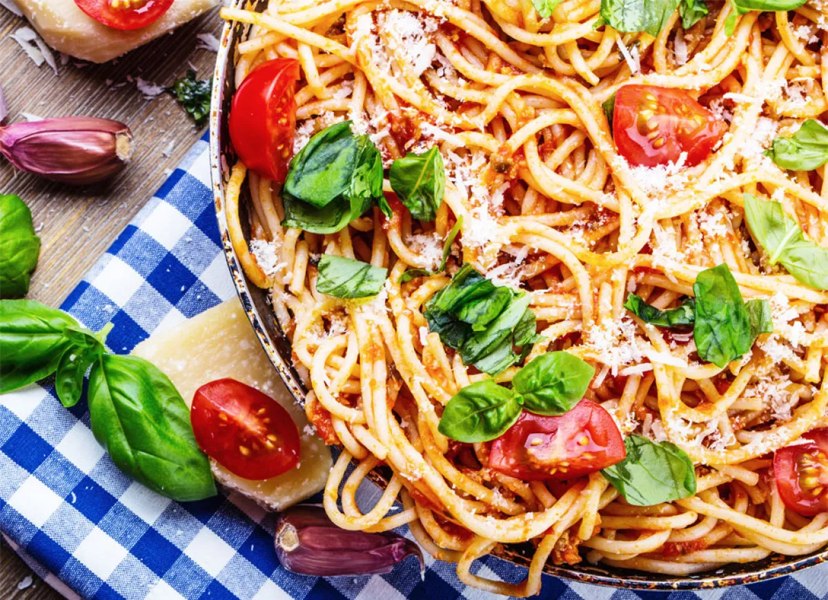 Jak zrobić wegetariańskie spaghetti: pyszne danie z pomidorami, bazylią i parmezanem.