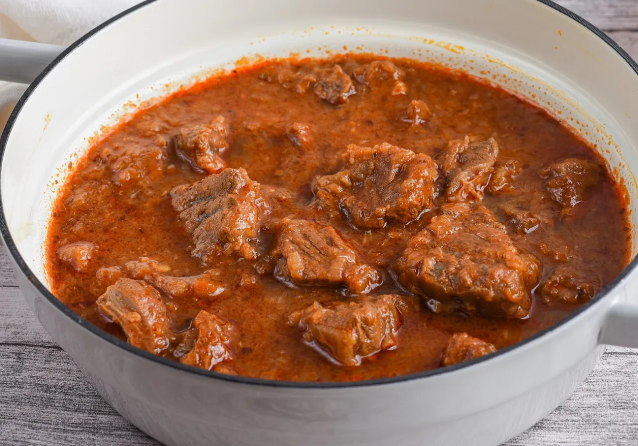 Gęsty, aromatyczny gulasz wołowy w białym naczyniu. Idealny przykład, jak zagęścić gulasz bez mąki, by uzyskać aksamitną konsystencję.