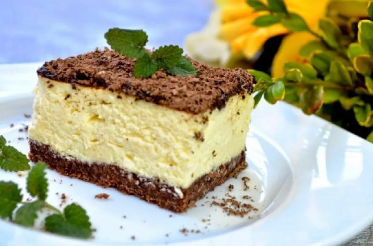 Pyszny sernik z czekoladową posypką i miętą. Idealny co zamiast budyniu do sernika, gdy szukasz czegoś lżejszego.