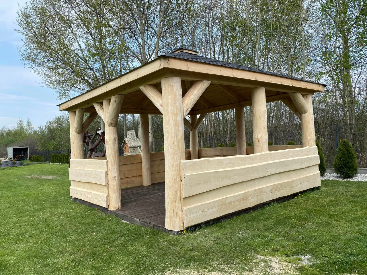 Gotowa altana z bali w ogrodzie