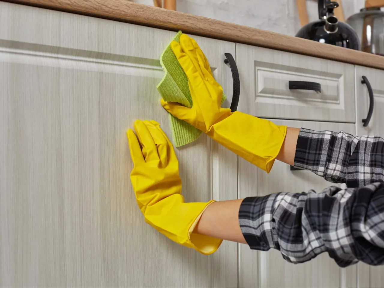 bezpieczne czyszczenie szafek kuchennych