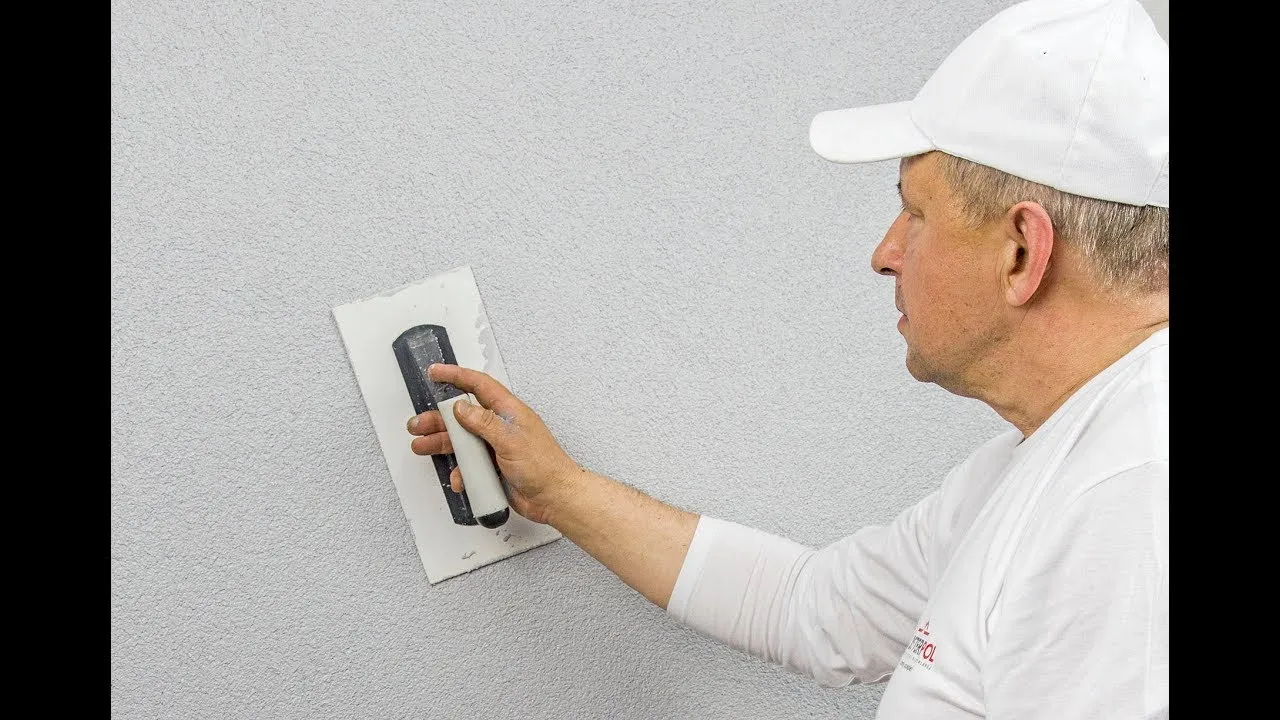 nakładanie tynku baranek na ścianę elewacji