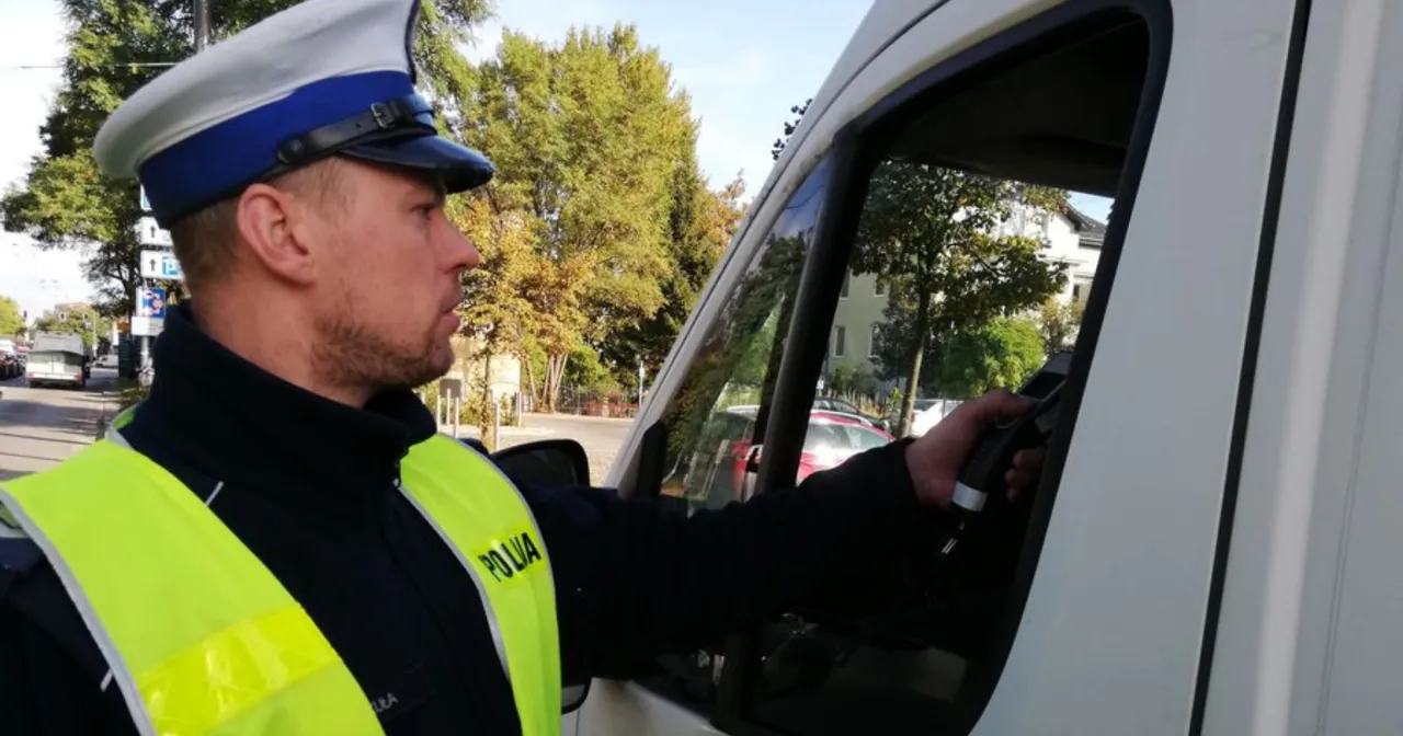 policjant zatrzymuje prawo jazdy kontrola drogowa