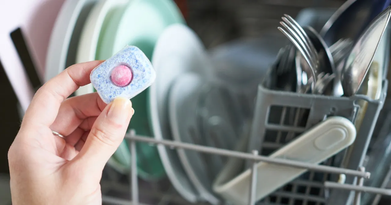 Domowe tabletki do zmywarki w silikonowych foremkach, proces tworzenia tabletek