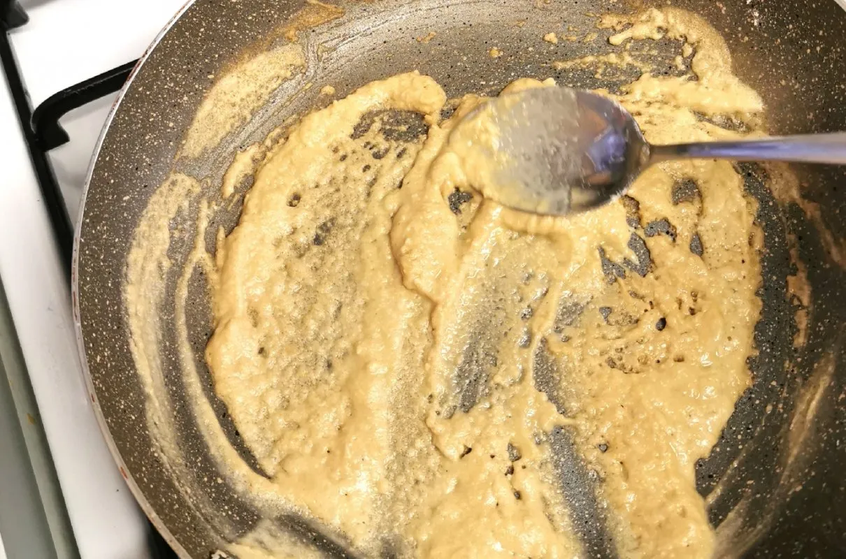 Jak zrobić sos do mięsa z niczego? Na patelni powstaje gęsty, kremowy sos, kt&oacute;ry wzbogaci każde danie.