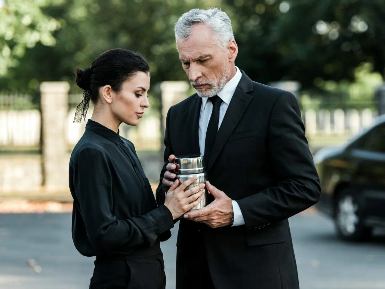 elegancki strój na pogrzeb latem