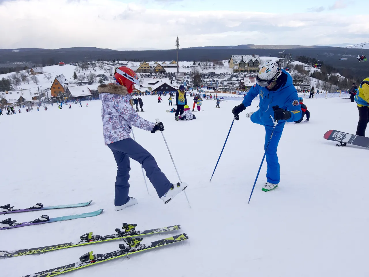 Narciarze na stoku w Zieleńcu lub Czarnej Górze