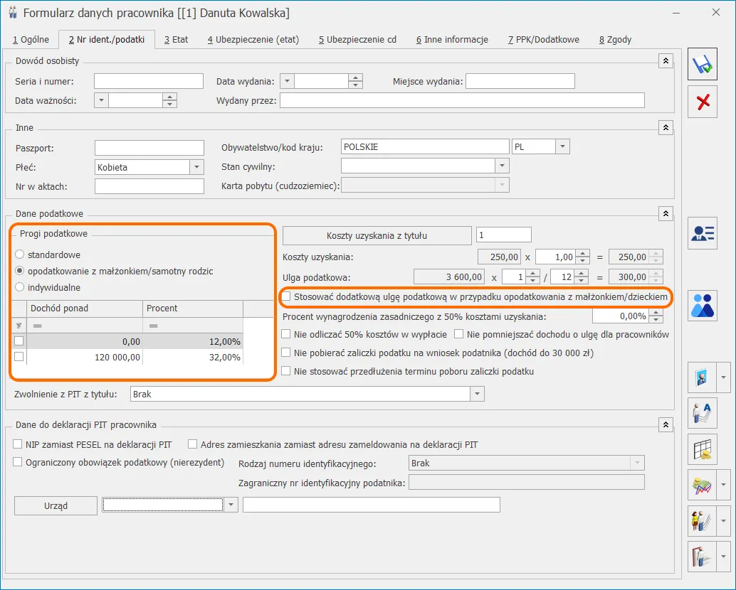 osoba sprawdzająca dokumenty na komputerze, formularz oświadczenia