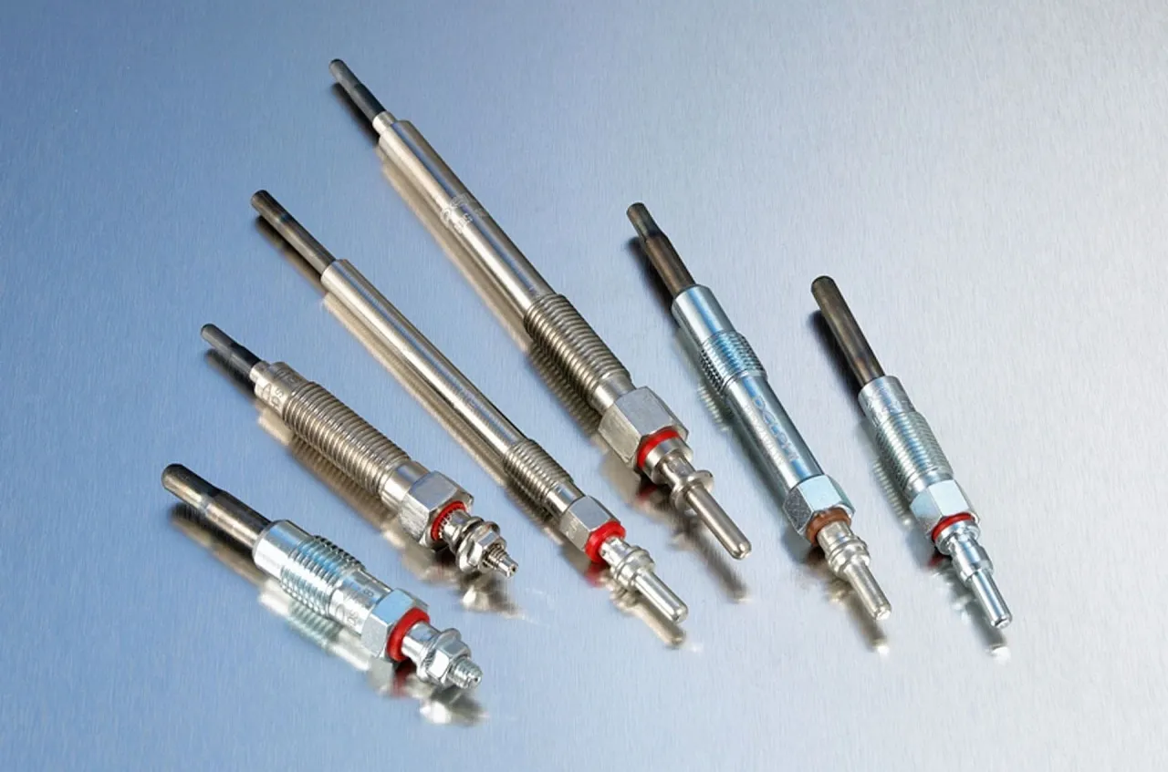 Zestaw świec żarowych gotowych do wymiany. Nowe części zapewnią bezproblemowy rozruch silnika diesla.