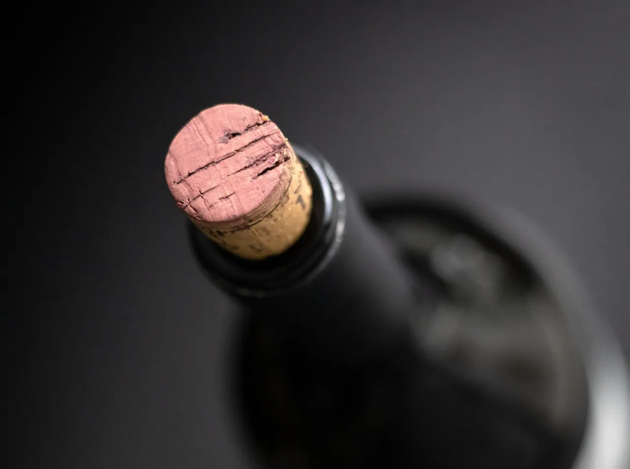 otwieranie wina wkrętem i kombinerkami