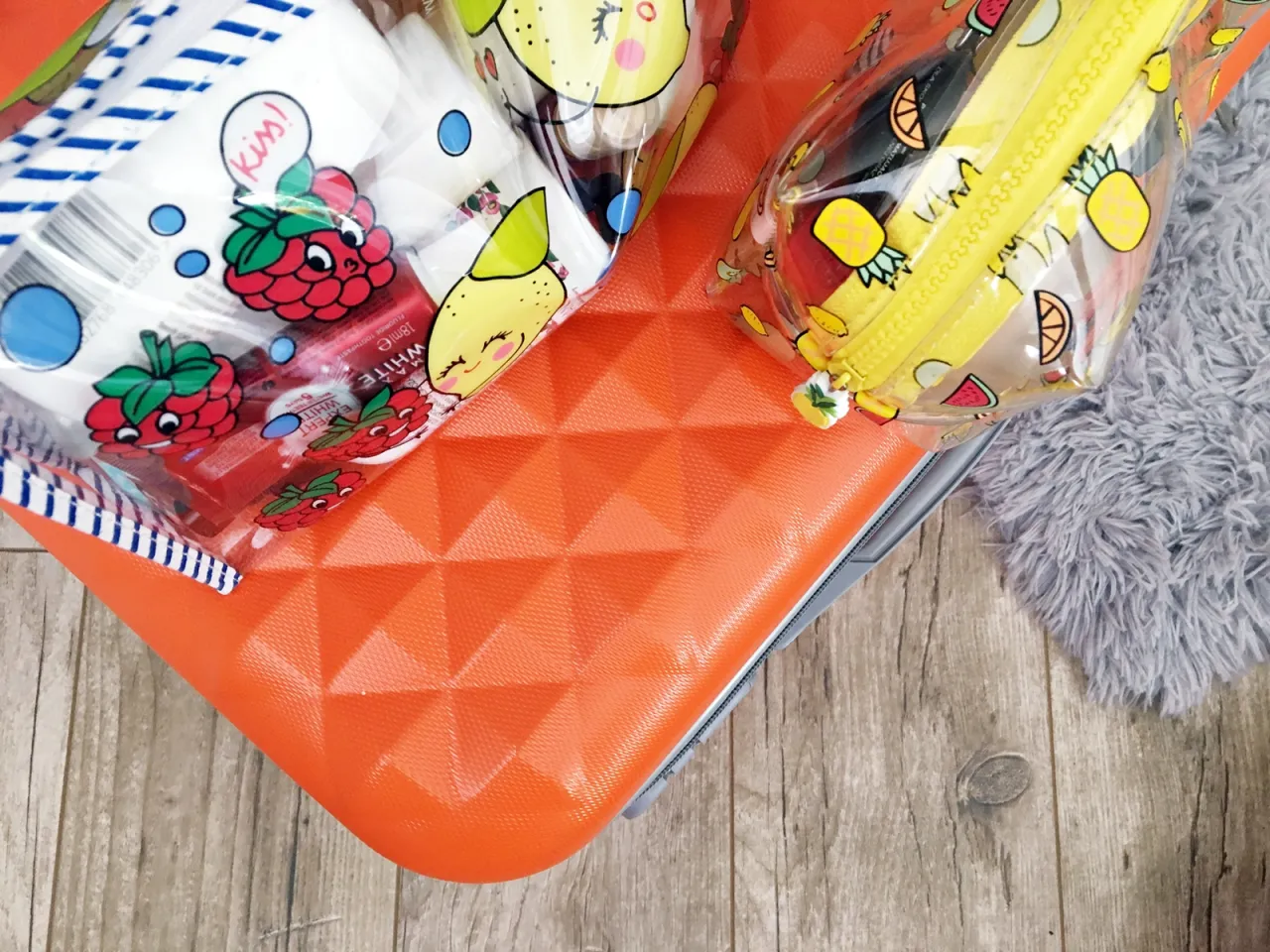 Checklista podr&oacute;żna z kosmetykami i paszportem