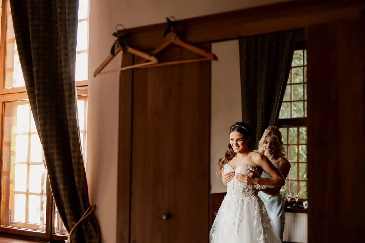 Panna młoda w bieli pomaga uniknąć objawów stresu przedślubnego i 