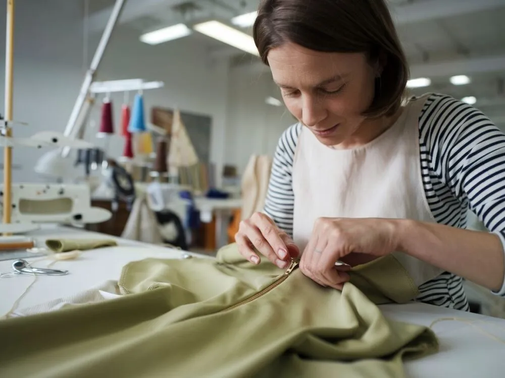 Zdjęcie Jak poszerzyć koszulę w biuście - skuteczne metody i porady krok po kroku