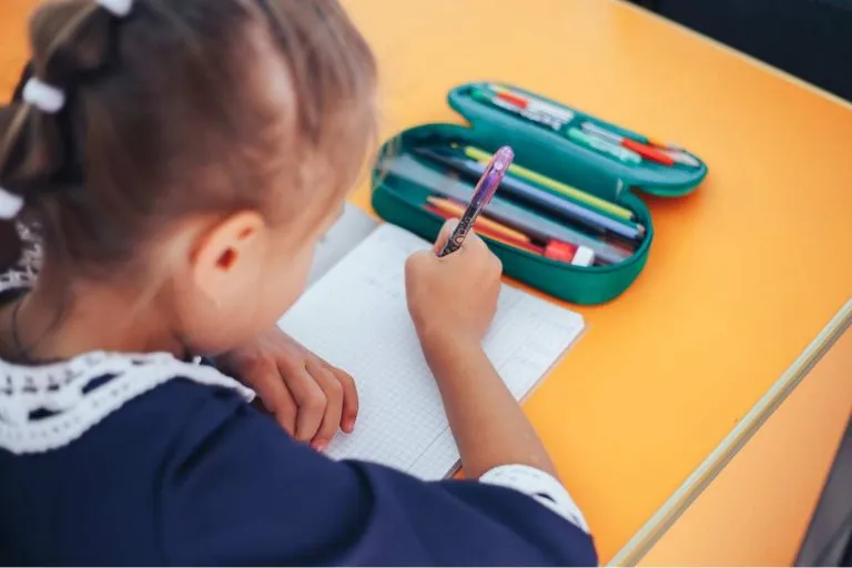 Zdjęcie Jaki zeszyt do techniki w 4 klasie, aby nie przeciążać dziecka?