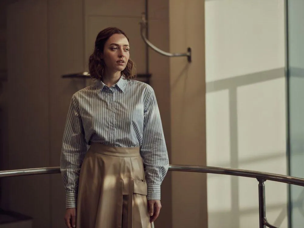 Stylizacje beżowa spódnica różne kolory bluzek