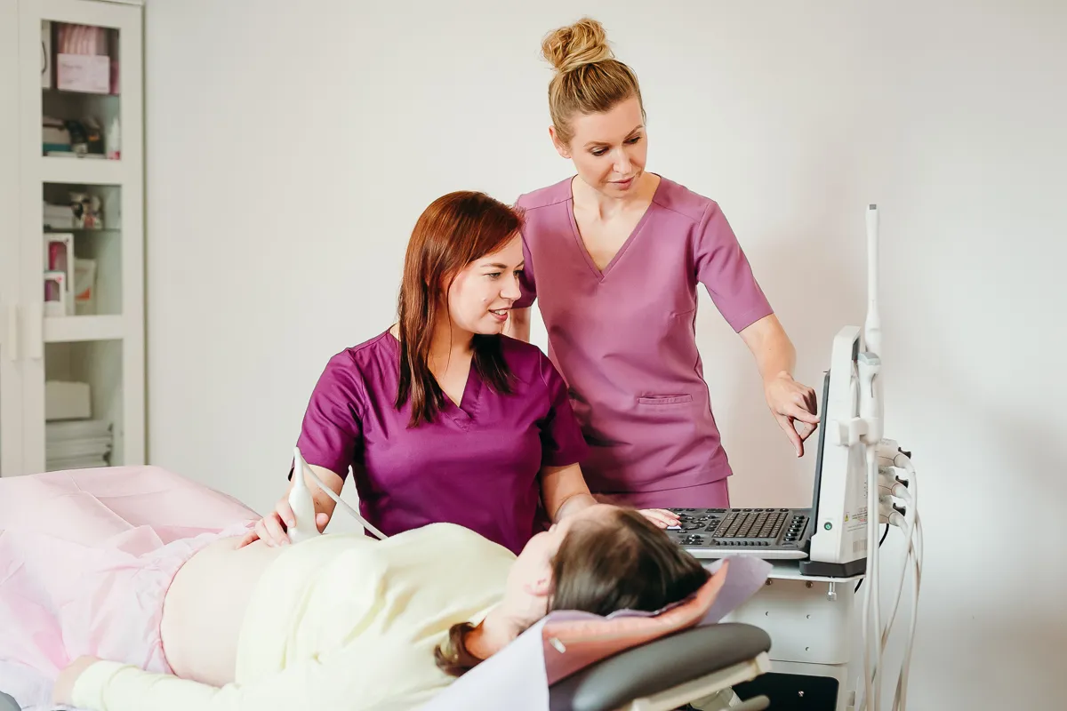 Student fizjoterapii uczy się anatomii