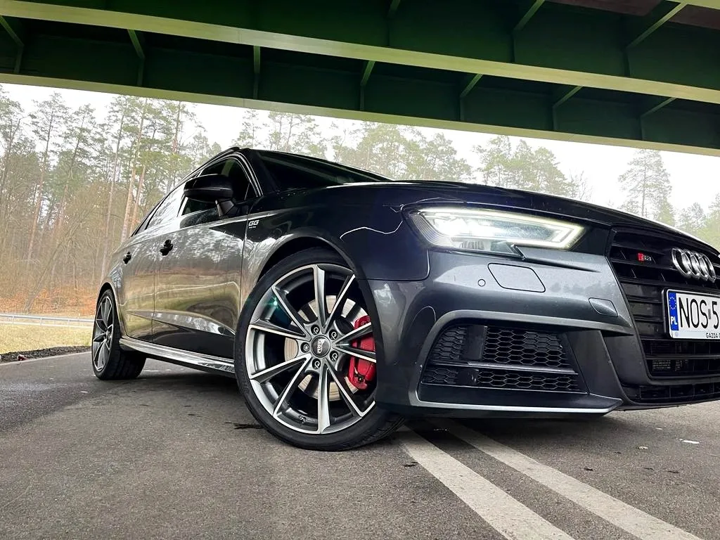 grafitowy samoch&oacute;d z felgami