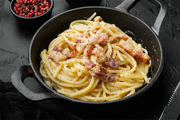 gotowa carbonara na talerzu rzymska trattoria