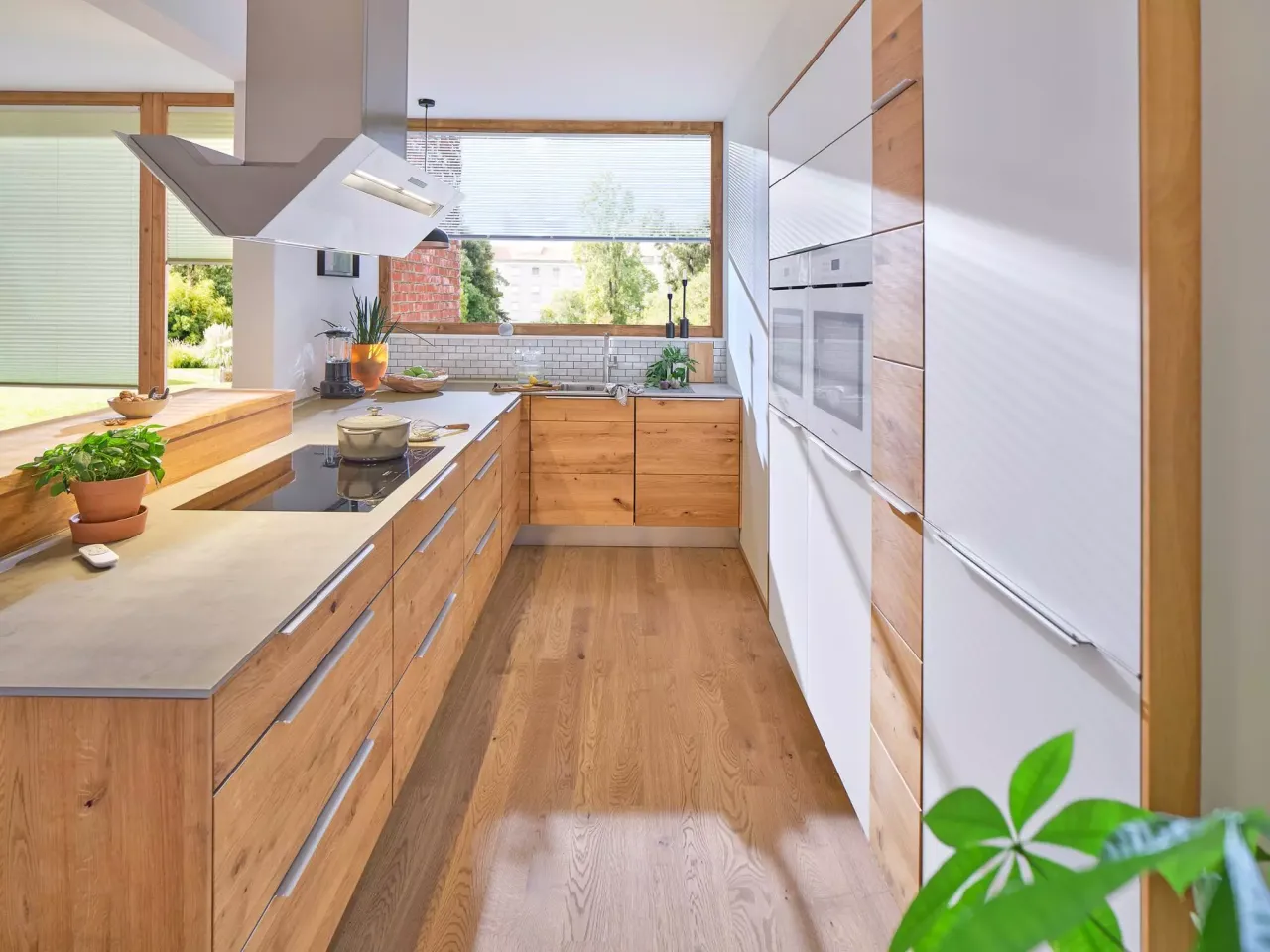 drewniana podłoga w kuchni lakierowana vs olejowana