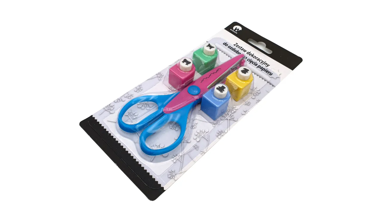 r&oacute;żne dziurkacze ozdobne i nożyczki do papieru