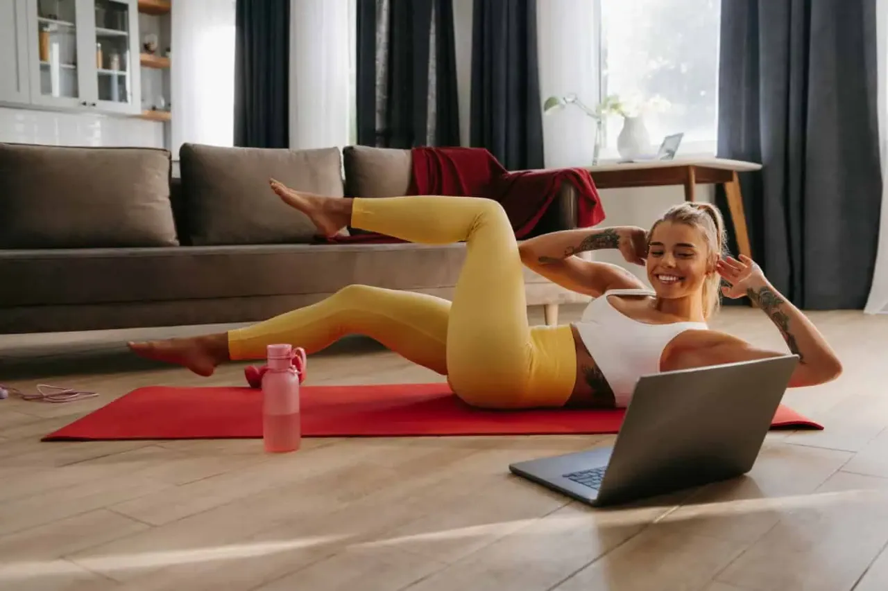 kobieta ćwicząca w domu bez sprzętu