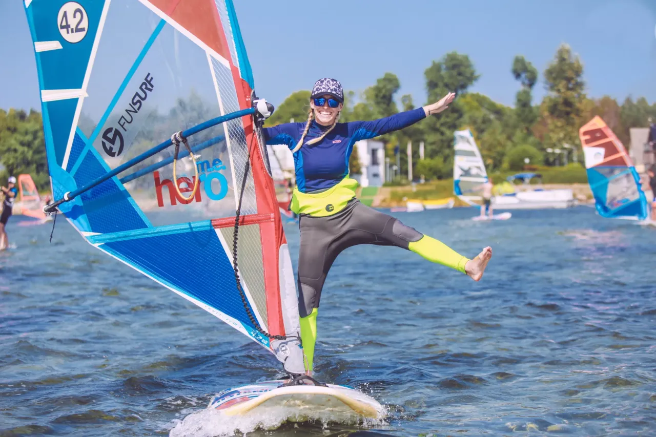 sprzęt do windsurfingu dla początkujących