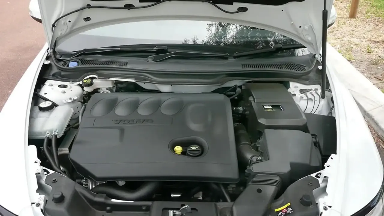 Volvo V50 2.0D engine bay