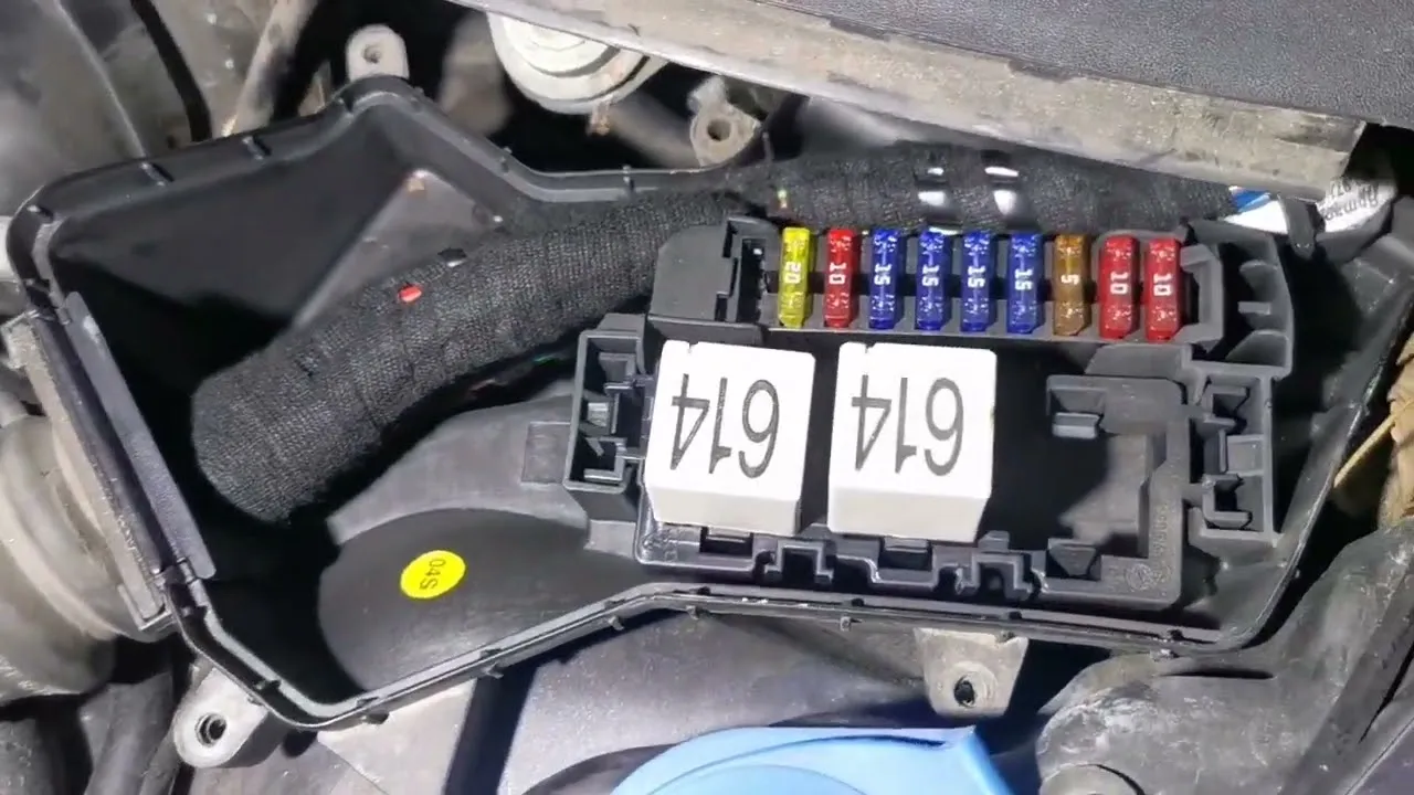 Audi A6 C6 lokalizacja skrzynek bezpieczników