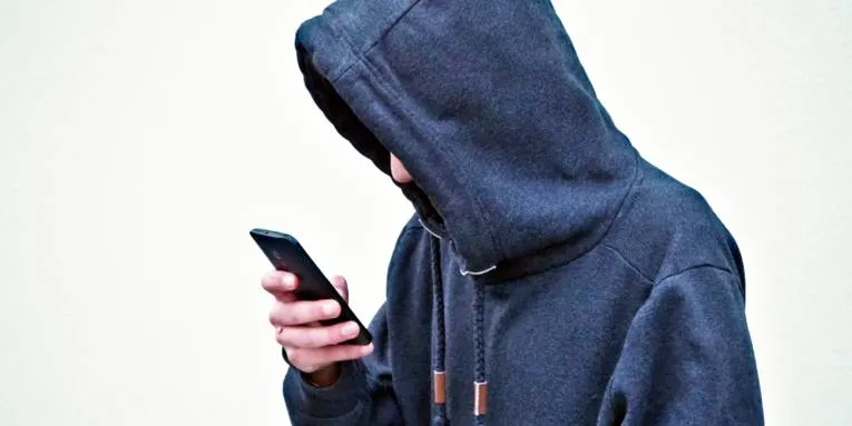 Person mit Smartphone nachdenklich