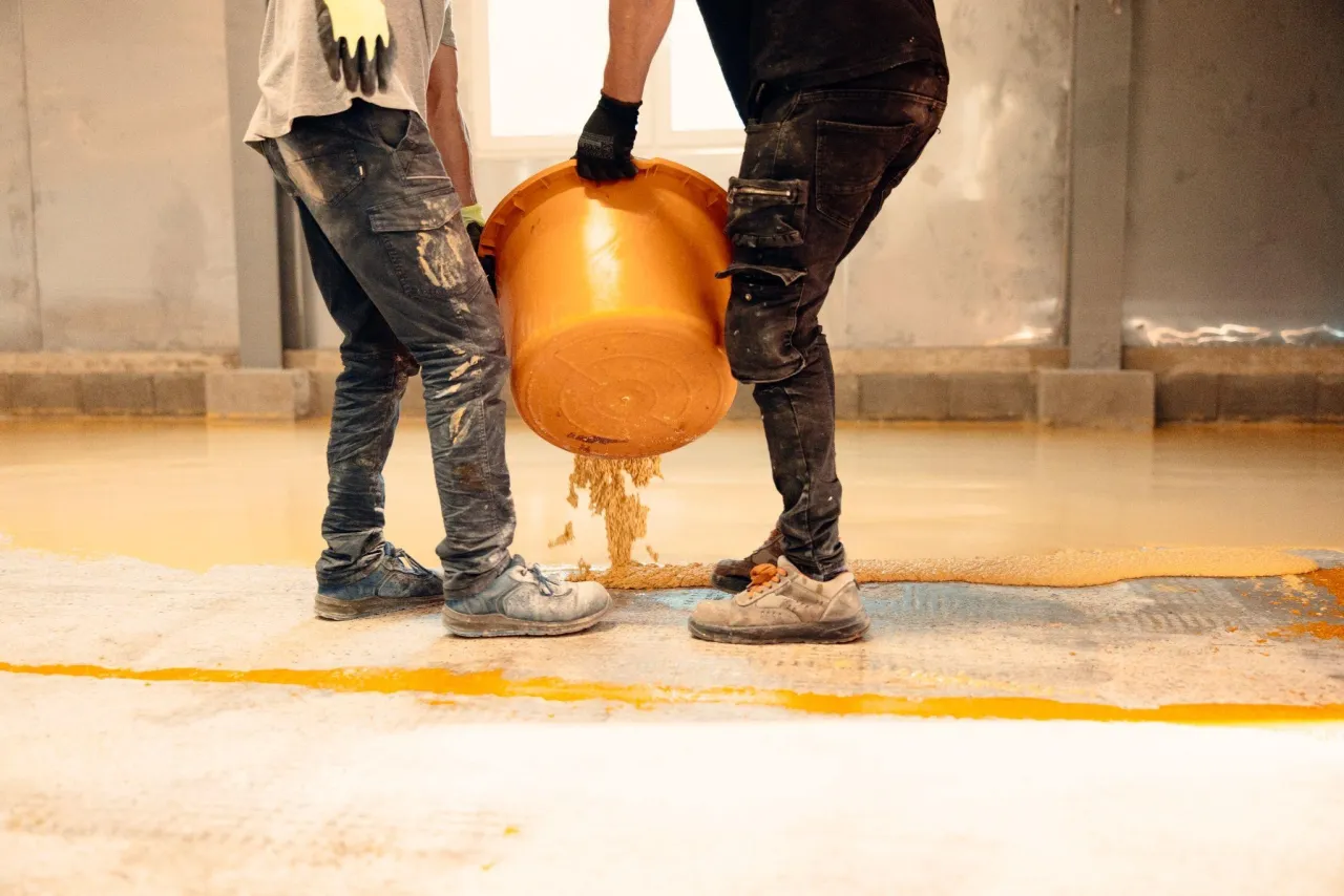 Por&oacute;wnanie farb do betonu na zewnątrz