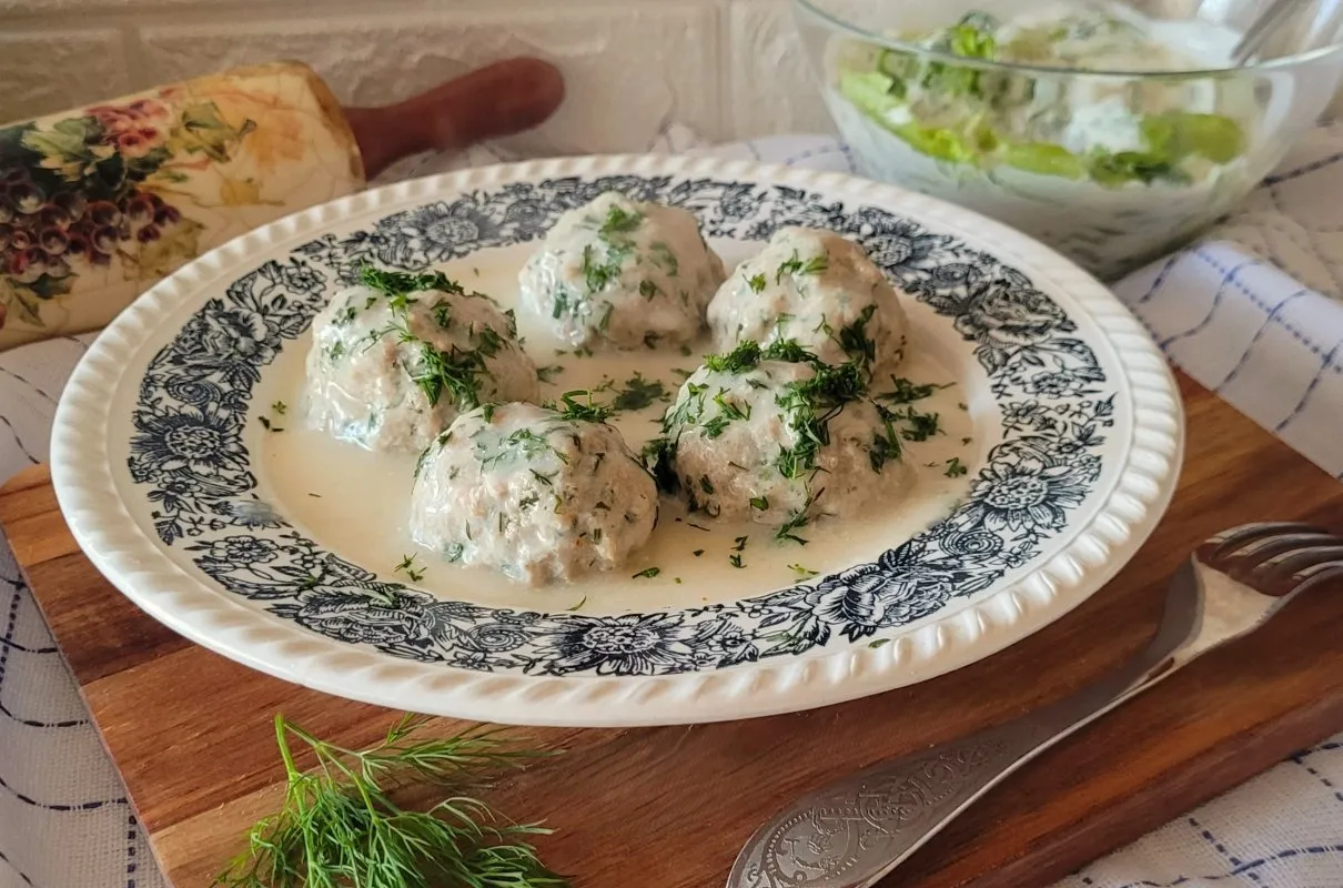 Pulpety w sosie koperkowym, idealne z ziemniakami lub kaszą. Pyszny pomysł na obiad!