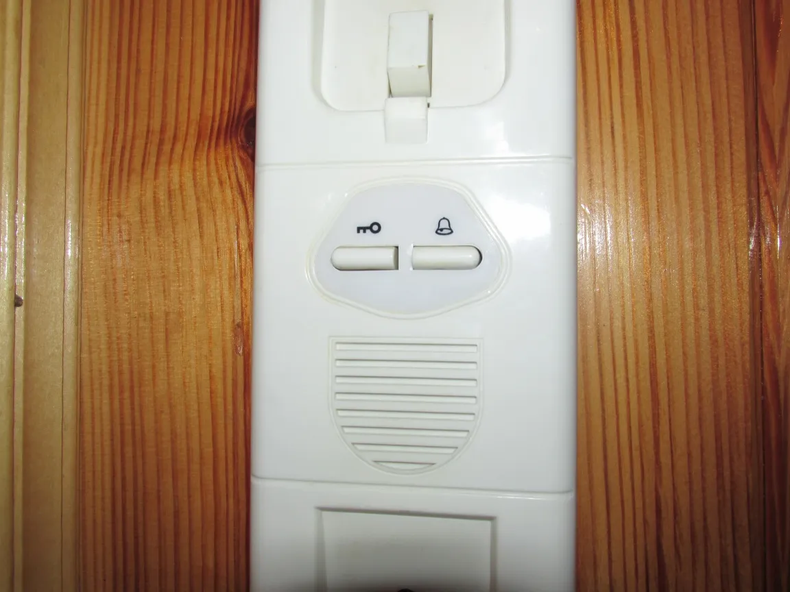 Przycisk mute na domofonie cyfrowym