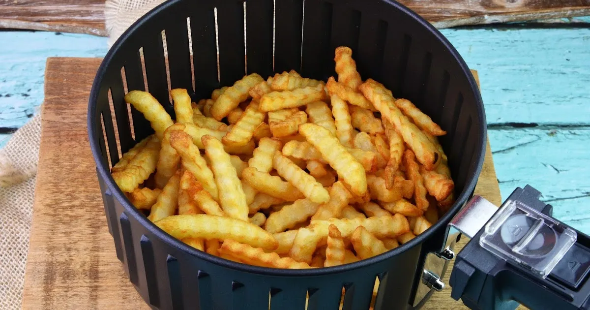 frytki w koszu frytkownicy beztłuszczowej