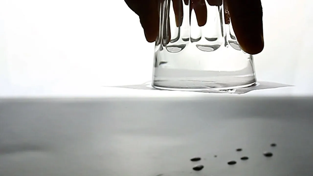 eksperyment szklanka woda kartka