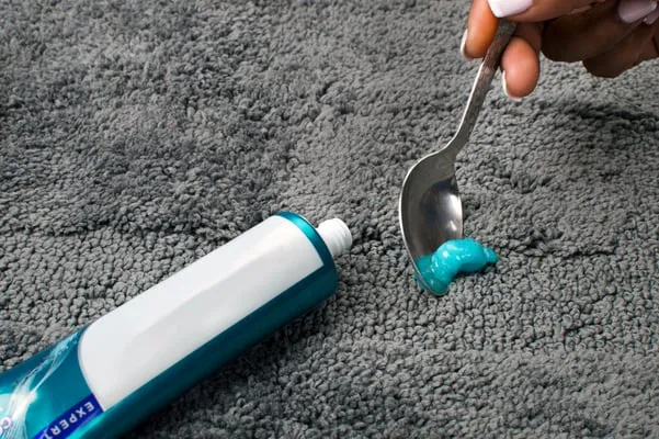 domowe sposoby na plamy z pasty do zęb&oacute;w