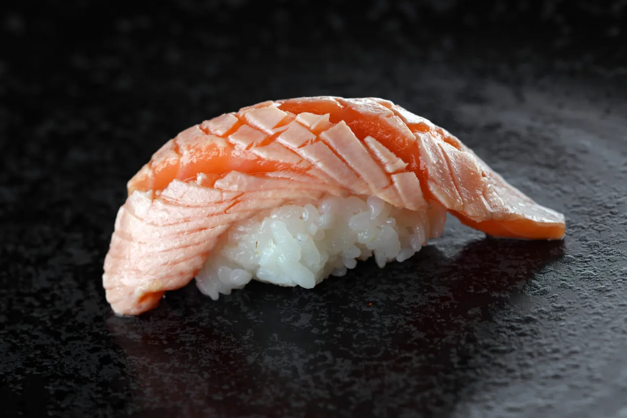 Nigiri z łososiem, klasyka japońskiej kuchni. Delikatny ryż i soczysta ryba tworzą idealne połączenie.