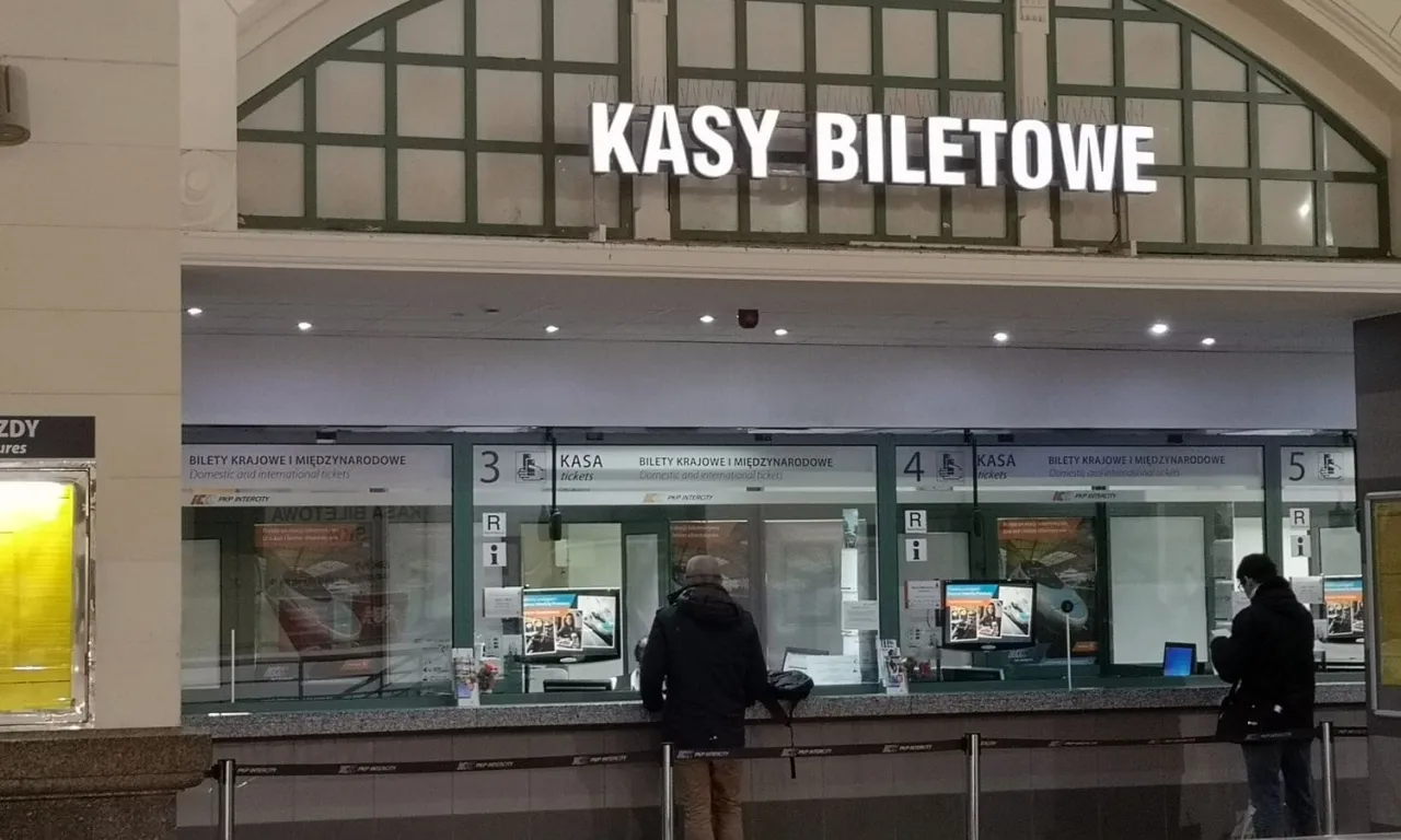 Kasy biletowe PKP Intercity. Sp&oacute;źniłem się na pociąg, co z biletem? Kolejka do okienka numer 3.