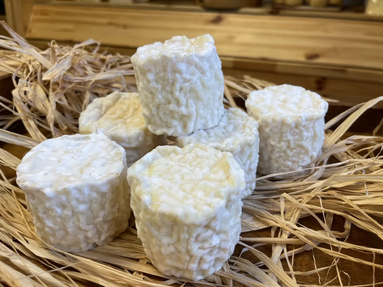 Zdjęcie Ser kozi pleśniowy: wyjątkowe smaki i sekrety produkcji