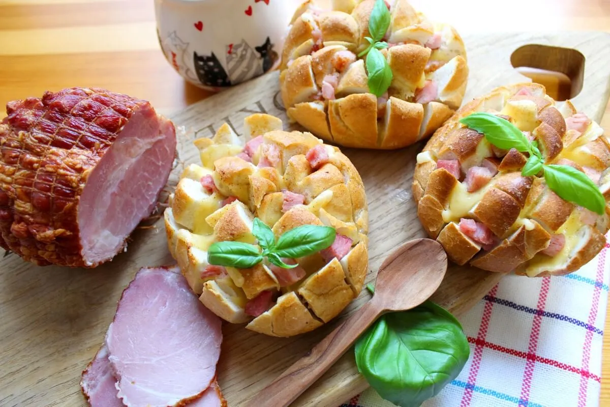 Zdjęcie Ile kcal ma bułka z szynką? Zaskakujące różnice w kaloriach