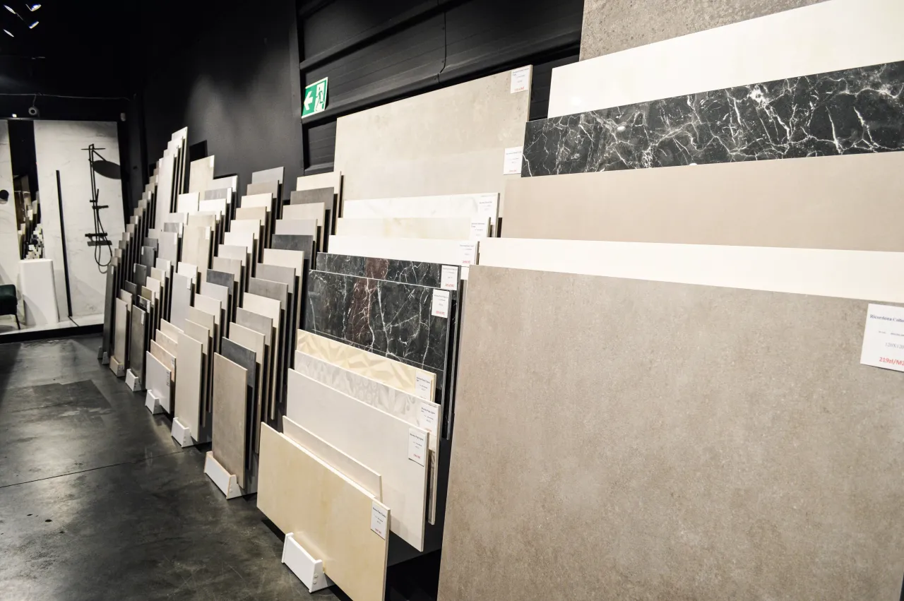 Duży wybór płytek do łazienki, od klasycznych beży po nowoczesny marmur. Znajdź inspirację, gdzie kupić płytki.