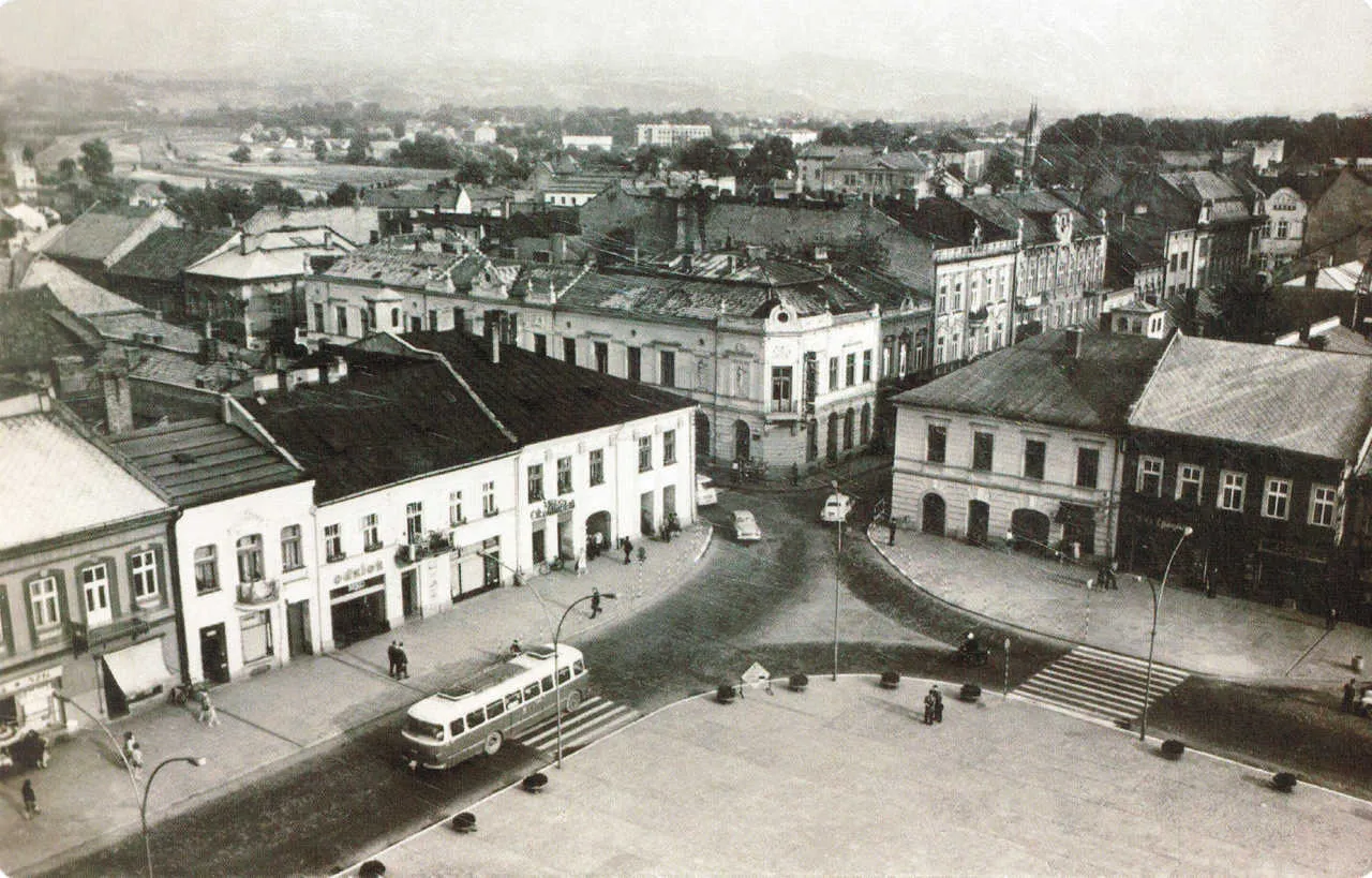Rynek Starego Sącza brukowany kamieniami