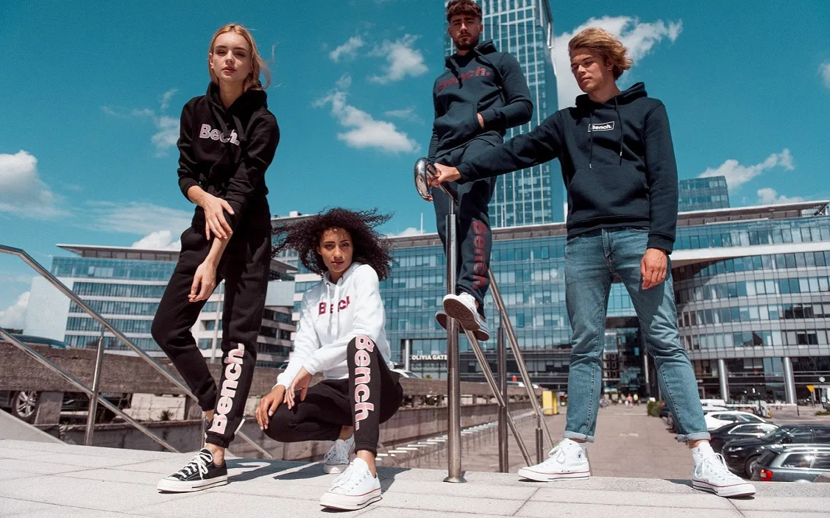 osoba w miejskiej stylizacji z butami Bench