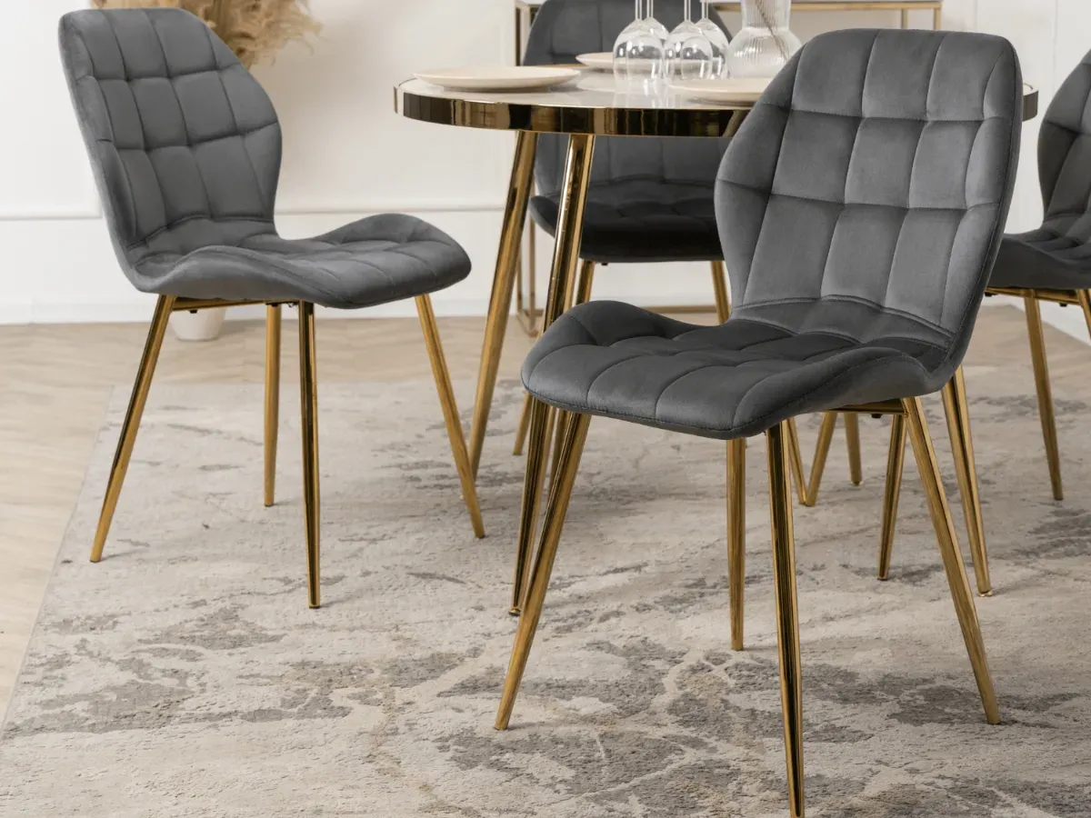 Eleganckie welurowe krzesła w nowoczesnej jadalni z dziećmi