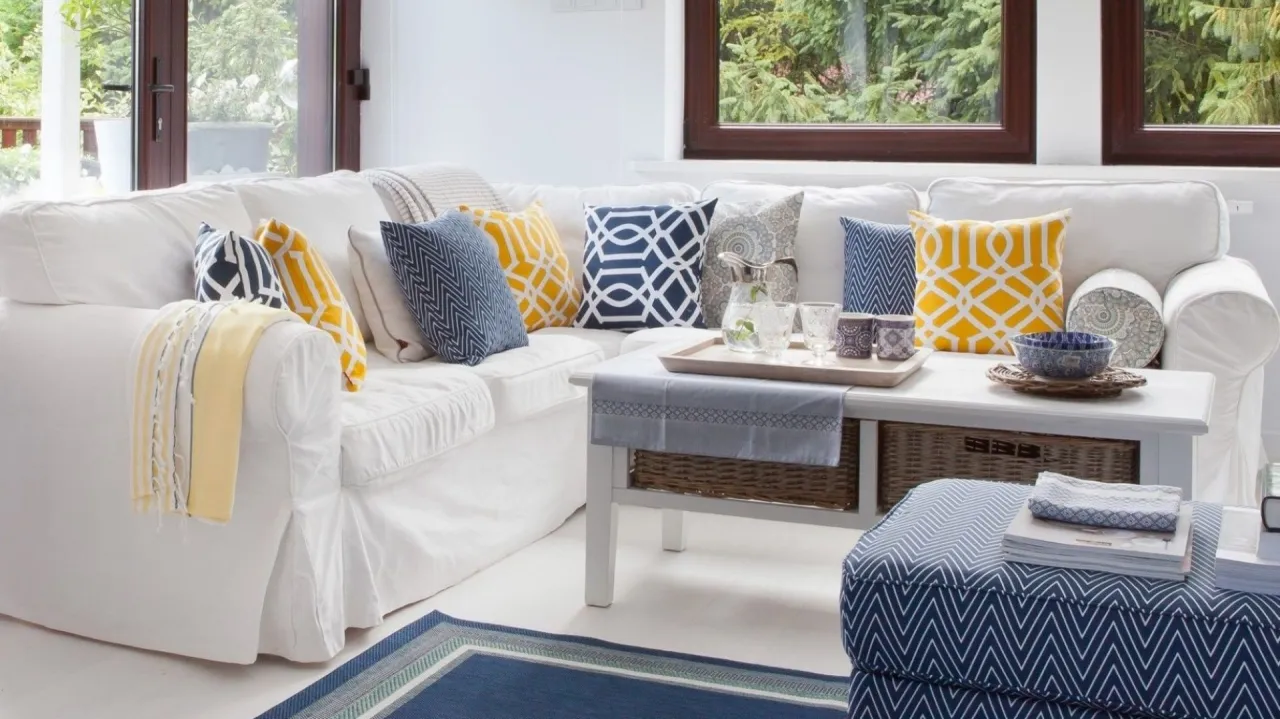 Szara kanapa z kolorowymi poduszkami