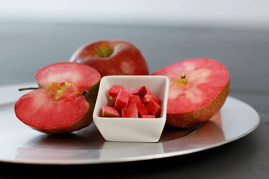 przekrojone jabłko z widocznym miąższem i skórką