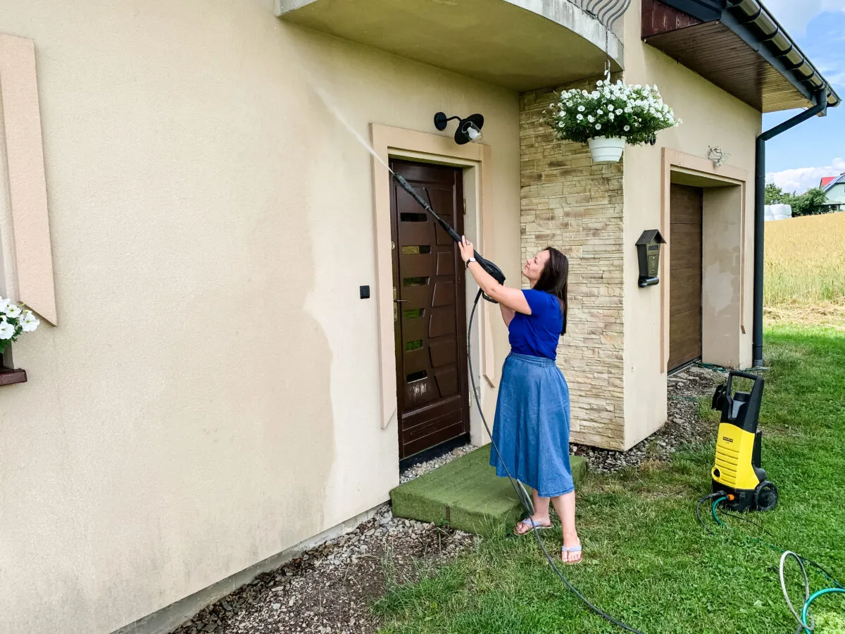 Brudna elewacja domu przed i po myciu