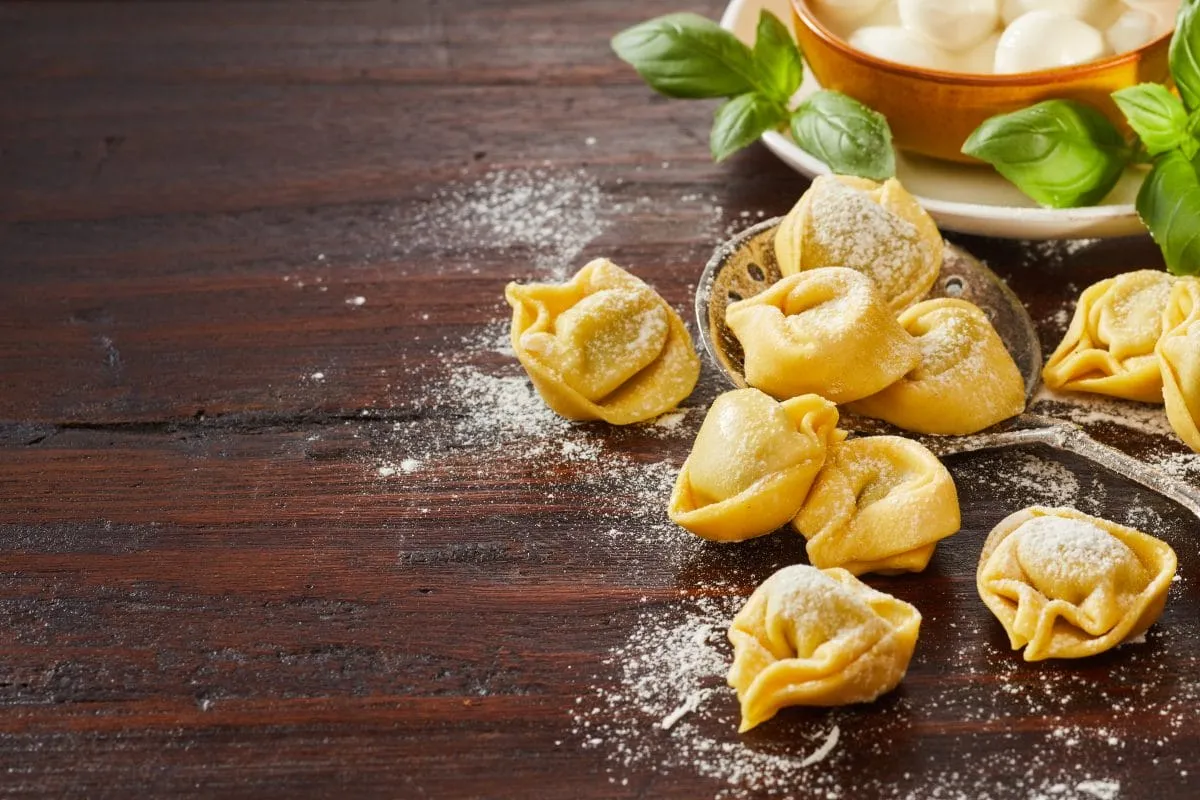 tortellini w garnku gotujące się, tortellini świeże suszone mrożone por&oacute;wnanie