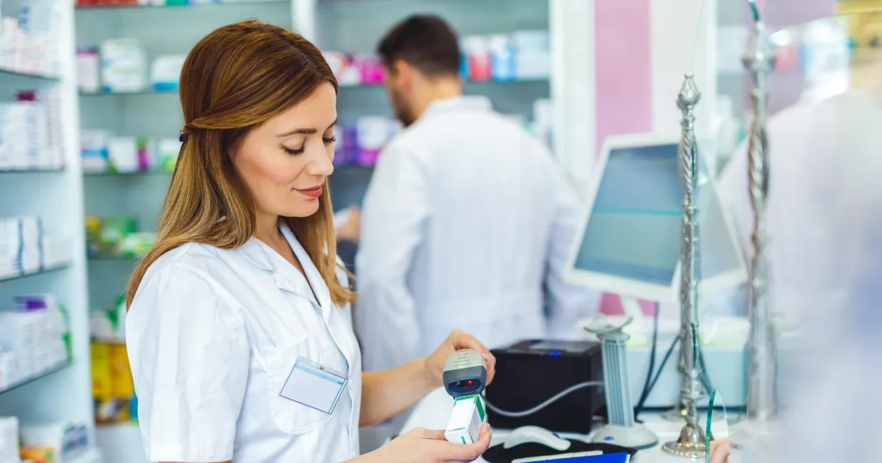 kobieta sprawdza e-receptę na telefonie