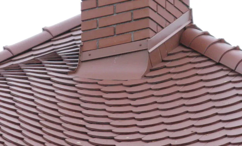 Dekarz wykonujący obróbkę komina