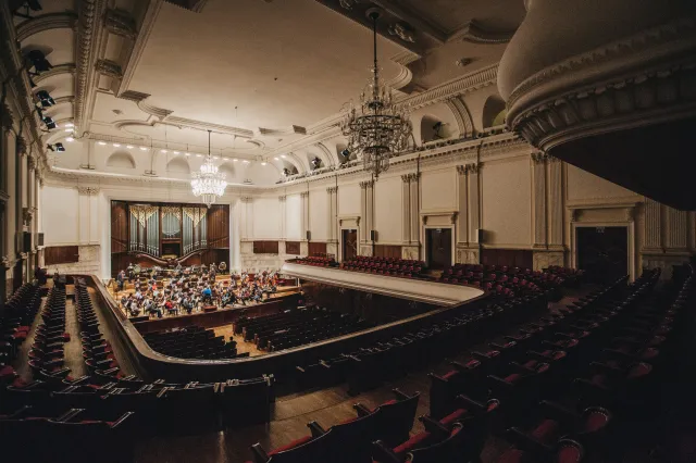 Sala koncertowa filharmonii przed koncertem